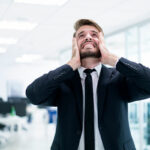 hombre-estresado-por-empleado-problematico